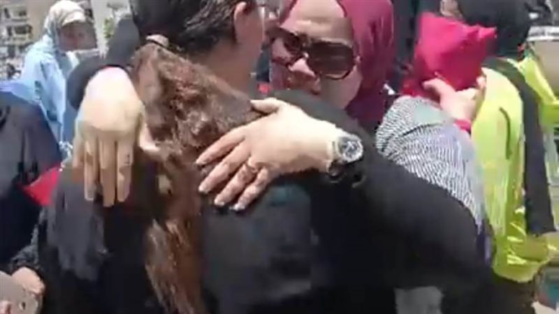 بكاء الطلاب وأولياء