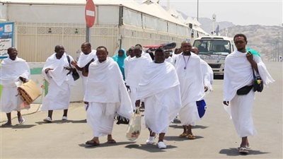 حجاج بيت الله الحرام يتوافدون إلى مشعر منى لقضاء يوم التروية