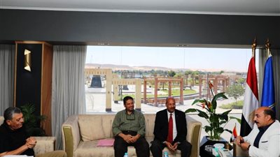 محافظ أسوان يشيد بجهود وزارة التربية والتعليم للارتقاء بالمنظومة التعليمية