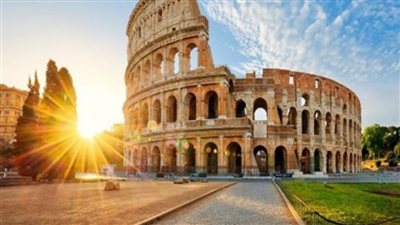 غضب عارم بسبب قيام سائح بحفر اسم صديقته في الكولوسيوم بروما