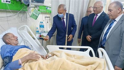 محافظ القليوبية يقدم ورودا وهدايا عينية ومادية للمرضى والمسنين والأيتام