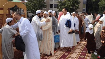 الجزائريون يحيون عيد الأضحى المبارك بعادات حاضرة وأجواء عائلية يغمرها التضامن الاجتماعي