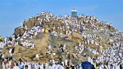 حجاج بيت الله الحرام من الجمعيات الأهلية يواصلون رمي الجمرات