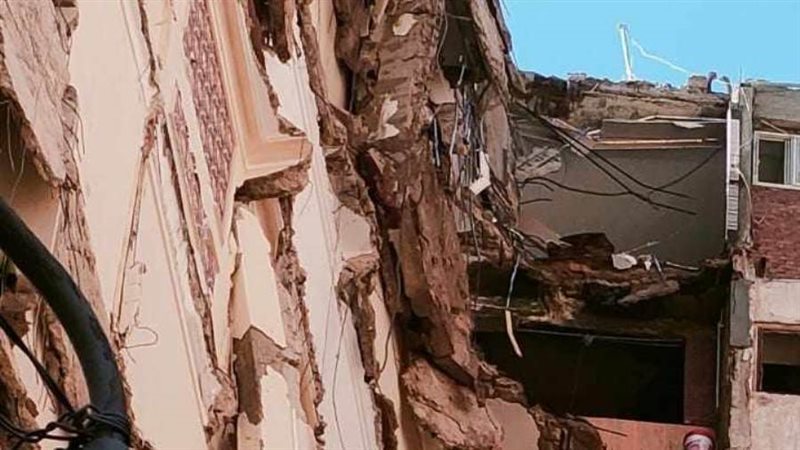 انهيار عقار بشارع