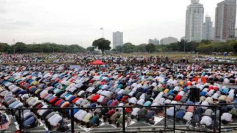 آلاف المسلمين في