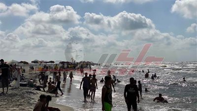 إقبال على شواطئ مصيف بلطيم وانتشار 100 منقذ بطول الشواطئ