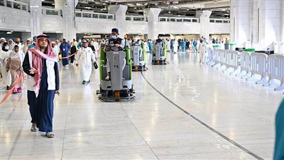 قاصدو المسجد الحرام ينعمون بأجواء روحانية وسط خدمات متكاملة