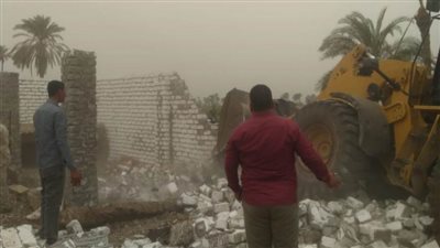 إزالة ٧٥ تعديًا على الأرض الزراعية وإيقاف البناء دون ترخيص في بني سويف