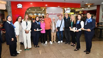 مصر للطيران توزع الهدايا على الركاب احتفالًا بالذكرى العاشرة لثورة 30 يونيو المجيدة