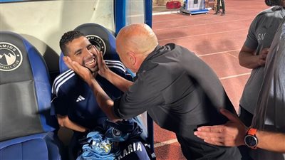 بيراميدز يقدم قميصاً هدية لمؤمن زكريا قبل مواجهة سموحة.. صور