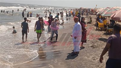 توافد الآلاف على شواطئ مصيف بلطيم في ثالث أيام عيد الأضحى