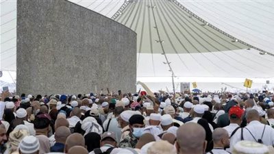 حجاج بيت الله الحرام يرمون الجمرات ثاني أيام التشريق
