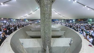 شؤون الحرمين تقدم لحجاج بيت الله الحرام الهدايا بعد رمي جمرة العقبة الكبرى