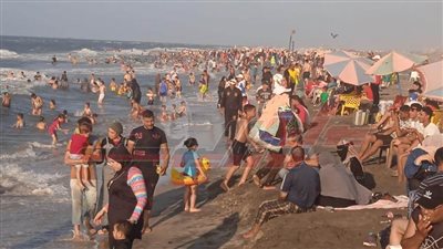 توافد كبير من الأهالي بمصيف بلطيم وعلى شواطئ البحر المتوسط بالبرلس
