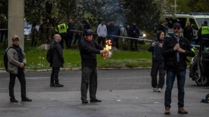 إحراق نسخة من المصحف