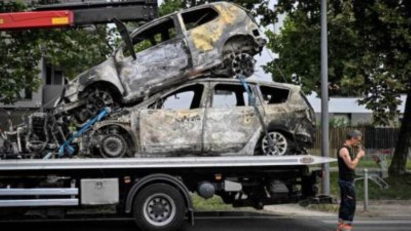 سيارات شرطة محترقة