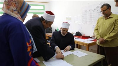 طلاب القسم العلمي يؤدون امتحانات الشهادة الثانوية الأزهرية في الفيزياء بهدوء