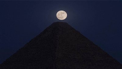 القمر تاج الهرم 