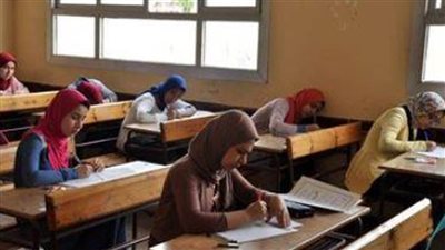طلاب الثانوية العامة بالشعبة العلمية 