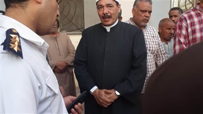 رئيس أزهر سوهاج يطمئن على طالب مصاب قبيل دخوله غرفة العمليات 