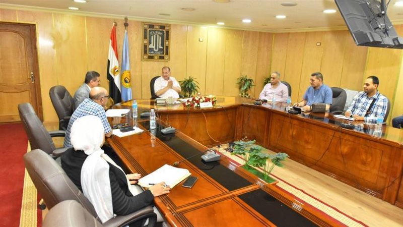 محافظ أسيوط يعقد