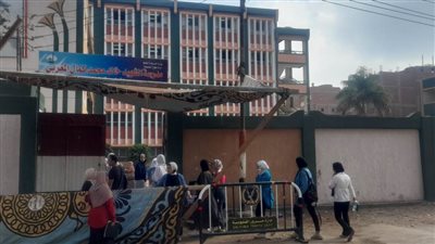 طلاب الثانوية العامة بالقليوبية يؤدون امتحان اللغة الإنجليزية