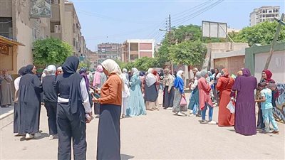 ضبط ملاحظ وطالبة أثناء تصوير الامتحان وغياب 461 طالبا عن الإنجليزية بالقليوبية 