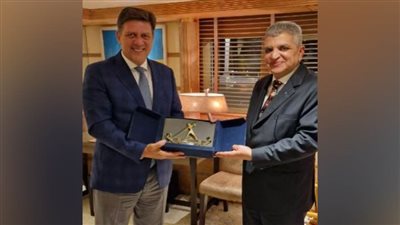 الفريق أسامة ربيع يبحث مع وزير الشؤون البحرية اليوناني سبل التعاون المشترك 