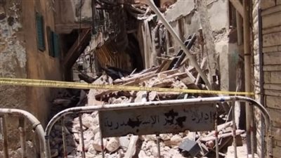 مصرع شخص وإصابة آخر في انهيار عقار بمنطقة الجمرك 
