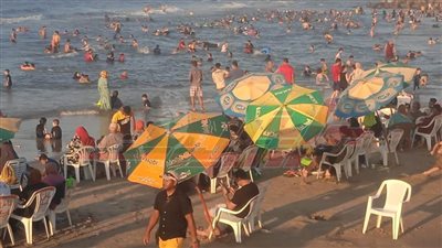 شواطئ مصيف بلطيم كاملة العدد وزحام وإقبال من كل المحافظات