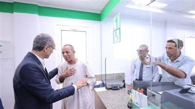 وزير الاتصالات يتفقد أعمال مد كابلات الألياف الضوئية بقرية 