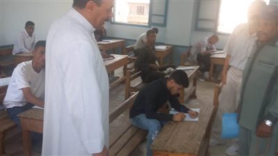 رئيس سوهاج الأزهرية يتابع امتحان مادة التوحيد للقسم العلمي