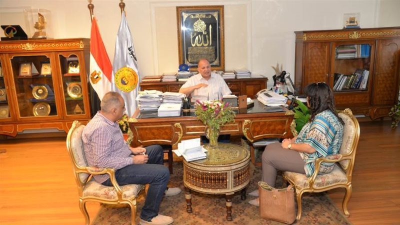 محافظ أسيوط يناقش