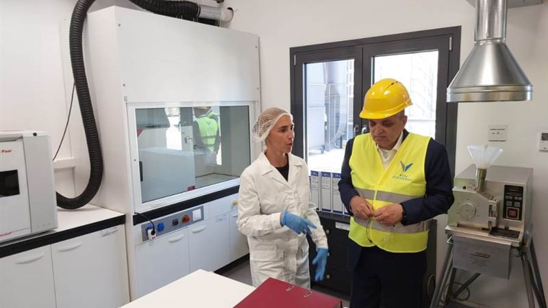 ربيع يتفقد المصنع