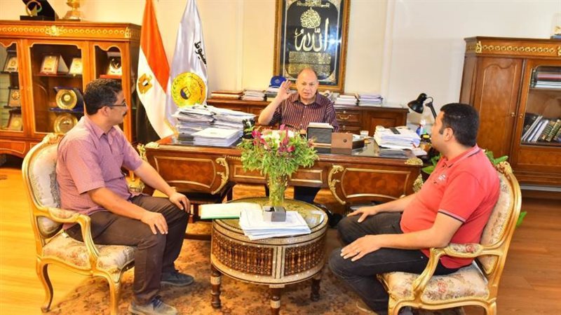 محافظ أسيوط يناقش