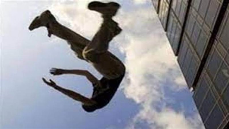 مصرع حداد سقط من