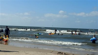 رئاسة مدينة جمصة تحذر المواطنين من نزول البحر بسبب ارتفاع الأمواج