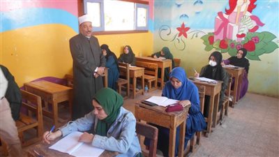 رئيس منطقة سوهاج الأزهرية يتابع امتحان مادة الصرف للقسم العلمي 