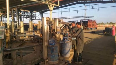 تنتج 16 ألف أسطوانة.. جولة تفقدية لرئيس مركز سمالوط بالمنيا لمحطة تعبئة بوتاجاز شوشة