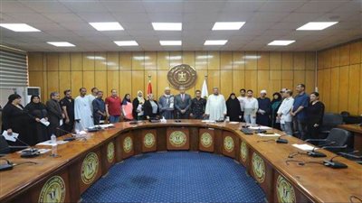 تنفيذا لتوجيهات الرئيس.. وزير العمل يسلم تعويضات لـ6 أسر عمال غير منتظمين