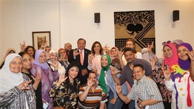 وزيرة الثقافة تتابع ورشة تعليم أساسيات لغة الإشارة للعاملين بقطاعات الوزارة