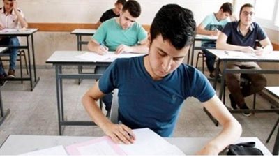 طلاب الثانوية العامة الشعبة العلمية الرياضيات يؤدون امتحان (الديناميكا)