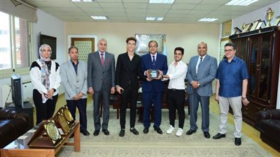 رئيس جامعة سوهاج يكرم فريقا طلابيا بكلية العلوم لتصميمهم مشروع التحكم في الأبواب