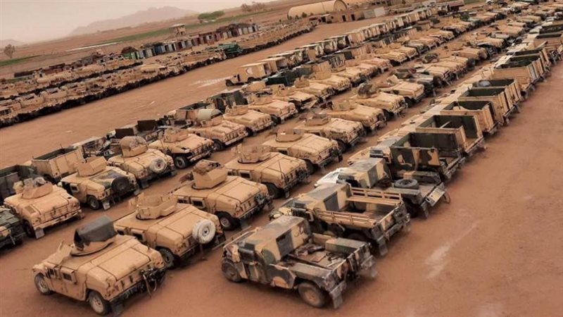 مئات القطع من المعدات