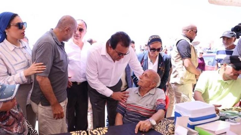 وزير الصحة مع أحد