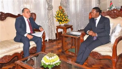 سفير مصر بنيروبي يبحث مع وزير خارجية كينيا المشاركة بقمة الاتحاد الإفريقي