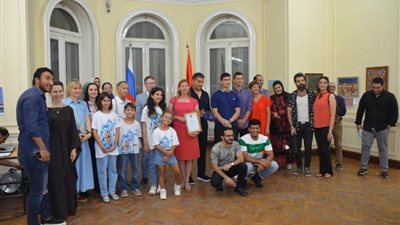 مدير المراكز الثقافية الروسية يمنح أسرة مصرية روسية 