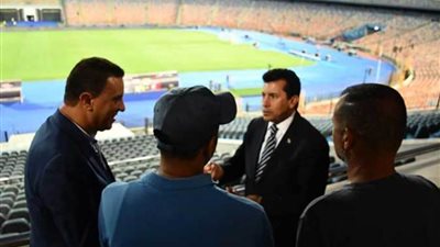 وزير الرياضة يتفقد استاد القاهرة للاطمئنان على جاهزيته لقمة الأهلي والزمالك