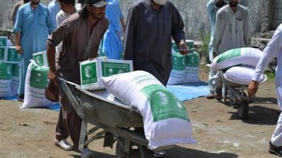 مركز الملك سلمان للإغاثة يوزع السلال الغذائية لمتضرري الفيضانات في باكستان