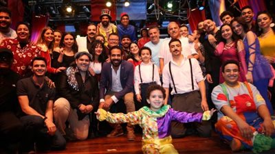 خالد جلال يشهد العرض المسرحي «قرررب قرب» بمسرح الهناجر 